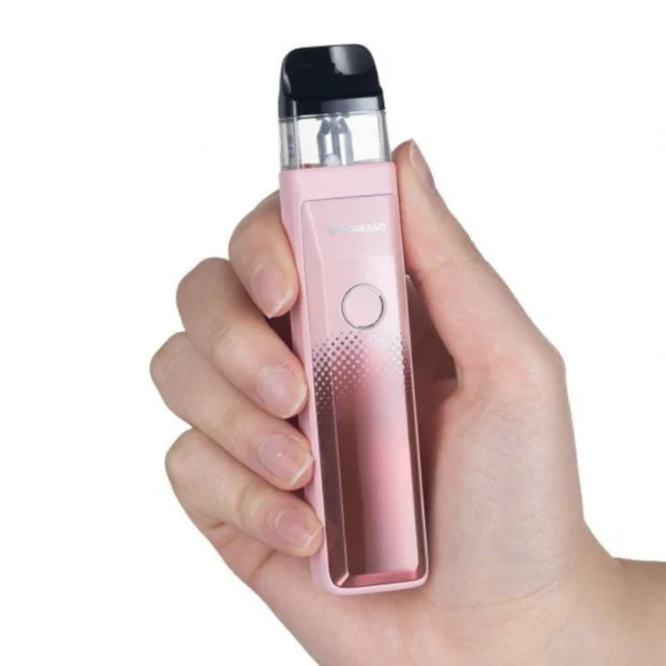 Vaporesso XROS PRO Rose – pod cigarette électronique élégante tenue en main, disponible chez Agadir Vapes à Agadir Maroc