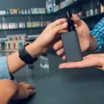 Client achetant une cigarette électronique dans une boutique à Agadir