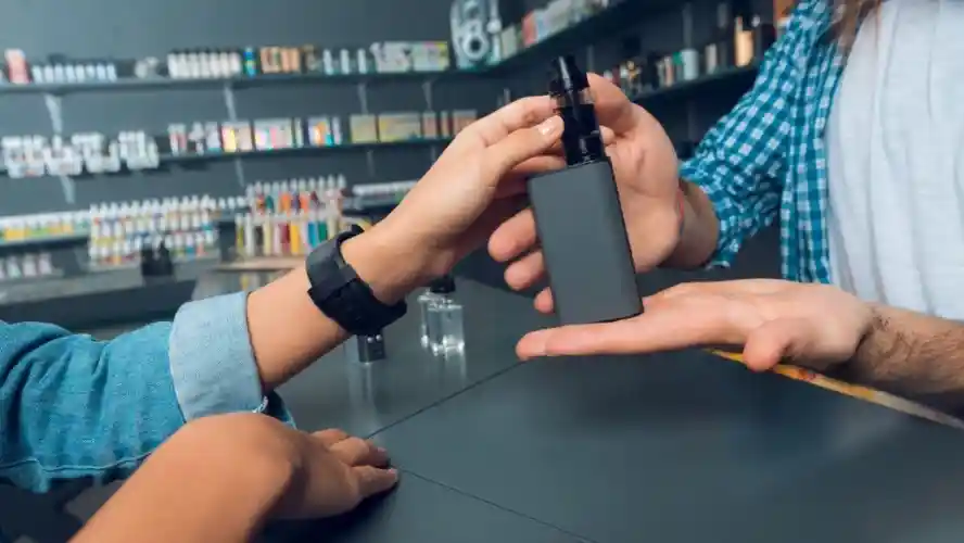 Client achetant une cigarette électronique dans une boutique à Agadir